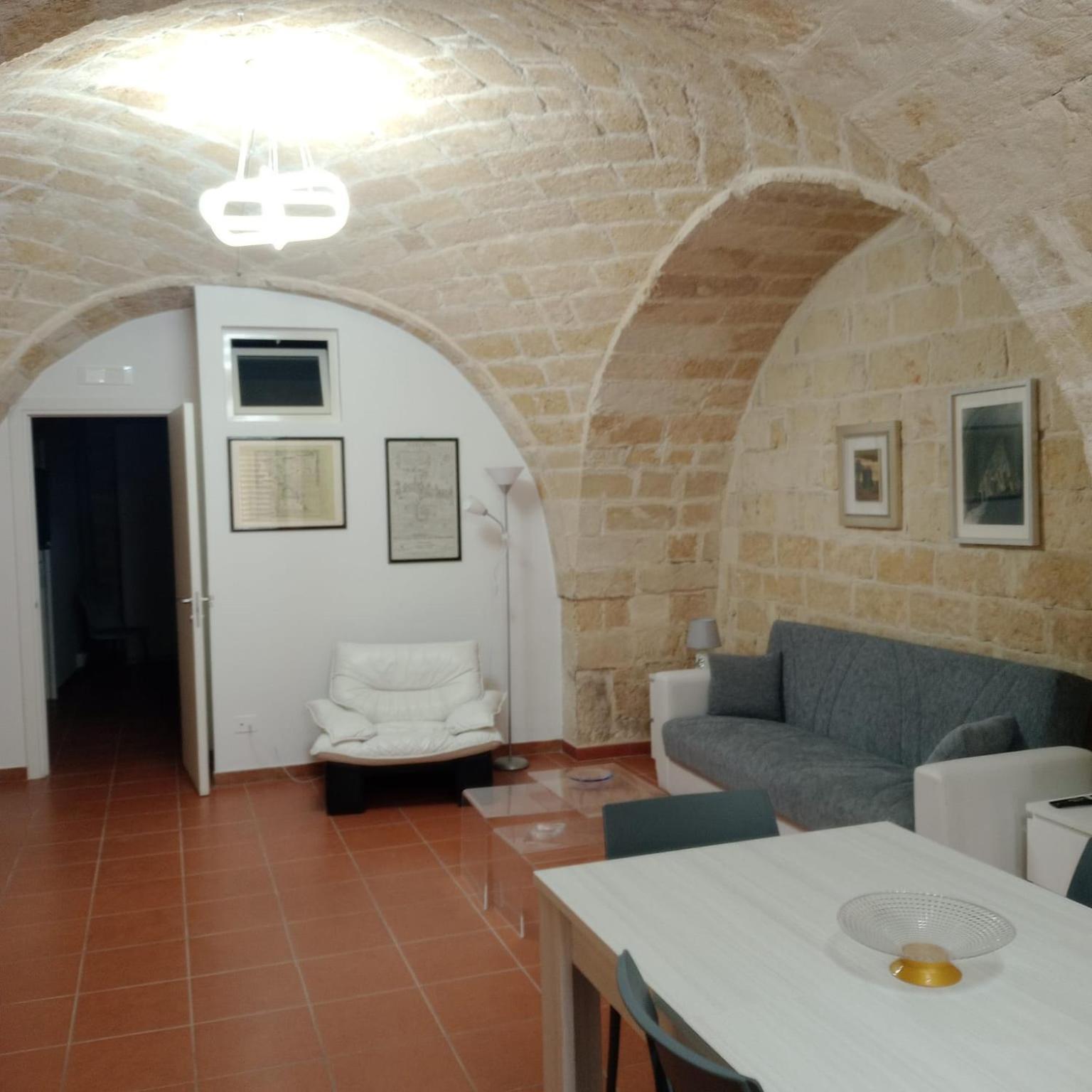 Casa Vacanza Nel Cuore Della Pietra Barletta Exterior foto